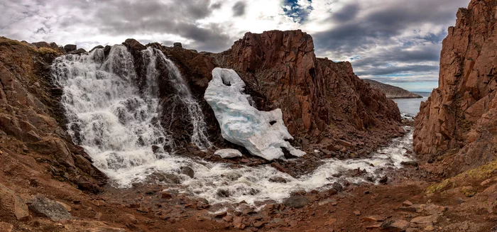 Waterfall on the lake Small Battery. - My, Waterfall, Teriberka, Snow, Spring, The end of the world, Kola Peninsula, Nikon D750