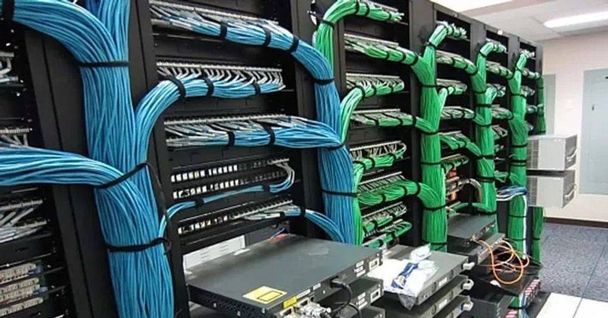 Сервера трио. СКС Структурированная кабельная система. ХАЙПЕР ПС кабель менеджмент. Кабель менеджмент в серверной. Монтаж слаботочных сетей.