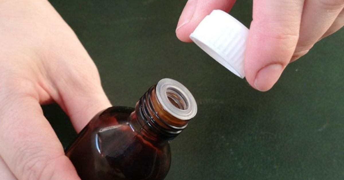 Раскрыть плотно. Пузырек с лекарствами. Пластмассовая бутылка с открывающейся колпачком. Бутылка для лекарства с пробкой. Крышка от флакона с лекарственным средством.
