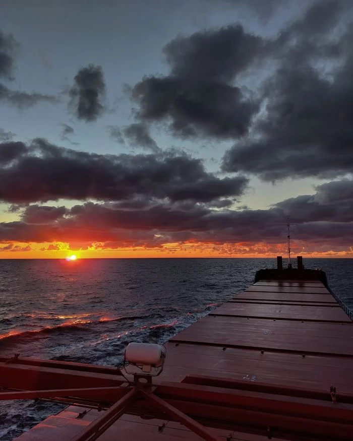 Sunrise in the Gulf of Gascony - My, dawn, Sea, gascony, Bay of Biscay, Sailors, The photo