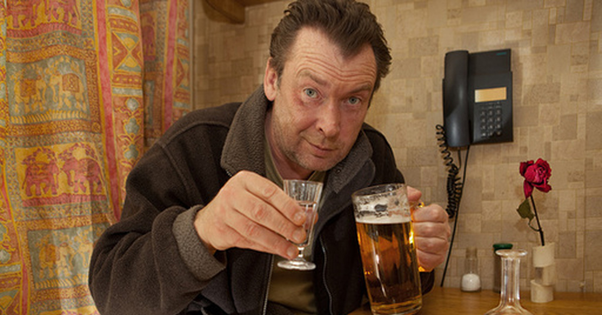 Терещенко пьяница. Алкоголик с рюмкой. Алкаш со стаканом.