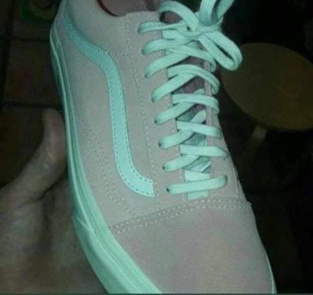 What color are the shoes? - Color, Sneakers, Illusion, Optical illusions