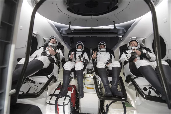 Корабль Crew Dragon миссии Crew-2 успешно вернулся на Землю - SpaceX, Dragon 2, Космический корабль, NASA, МКС, Космос, Космонавтика, Видео, Длиннопост