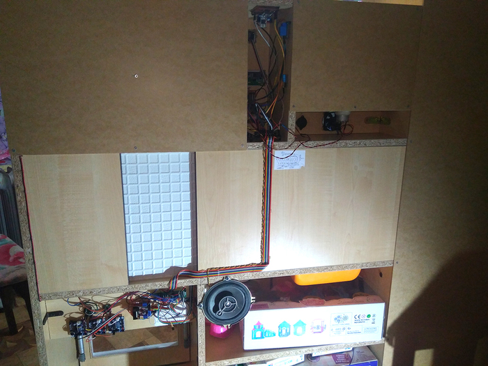 настройка ambibox windows 10. 1636453439175128613. настройка ambibox windows 10 фото. настройка ambibox windows 10-1636453439175128613. картинка настройка ambibox windows 10. картинка 1636453439175128613. Компания Philips в 2007 году запатентовала невероятно простую, но, без преувеличения, потрясающую технологию фоновой подсветки ТВ Ambilight. С такой адаптивной подсветкой меньше устают глаза при просмотре в темноте, увеличивается эффект присутствия, расширяется область отображения и пр. Ambilight применима не только к видео и фото контенту, но и играм. Ambilight превратилась в визитную карточку телевизоров Philips. С тех пор компания Philips пристально бдит, чтобы никто из крупных производителей и думать не смел посягать на святое, создавая что-то подобное. Наверное, лицензировать эту технологию можно, но условия какие-то запредельные, и другие игроки рынка не особо горят желанием это делать. Небольшие компании тоже пытались (и сейчас есть компании, которые это делают) внедрять аналогичную технологию в виде отдельных комплектов, но кара от Philips была неизбежна. Так что в лучшем случае, если компания не продлит каким-то образом патент или его производную, другие производители лишь в 2027 году смогут выпускать что-то похожее.