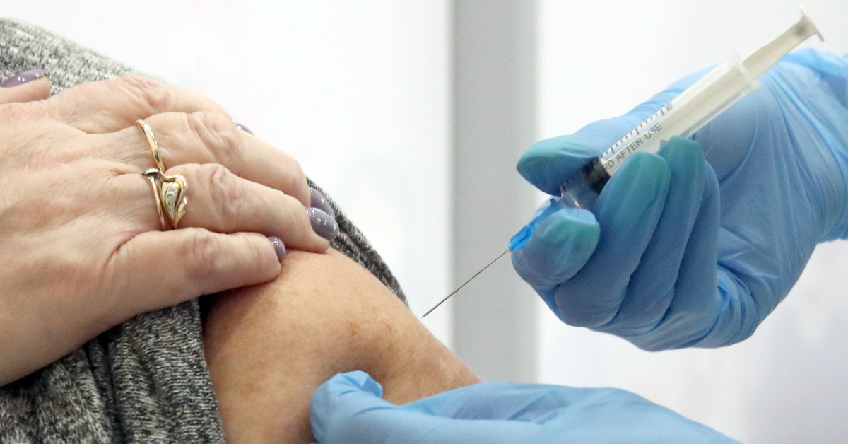 Искусственная рука для вакцины. Прививка донорство