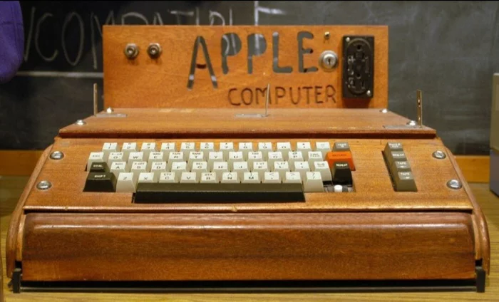 HAND-MADE APPLE-1 WENT OFF THE HAMMER FOR $500,000 - news, Technics, Apple, Computer, Steve Jobs, Steve Wozniak, Auction