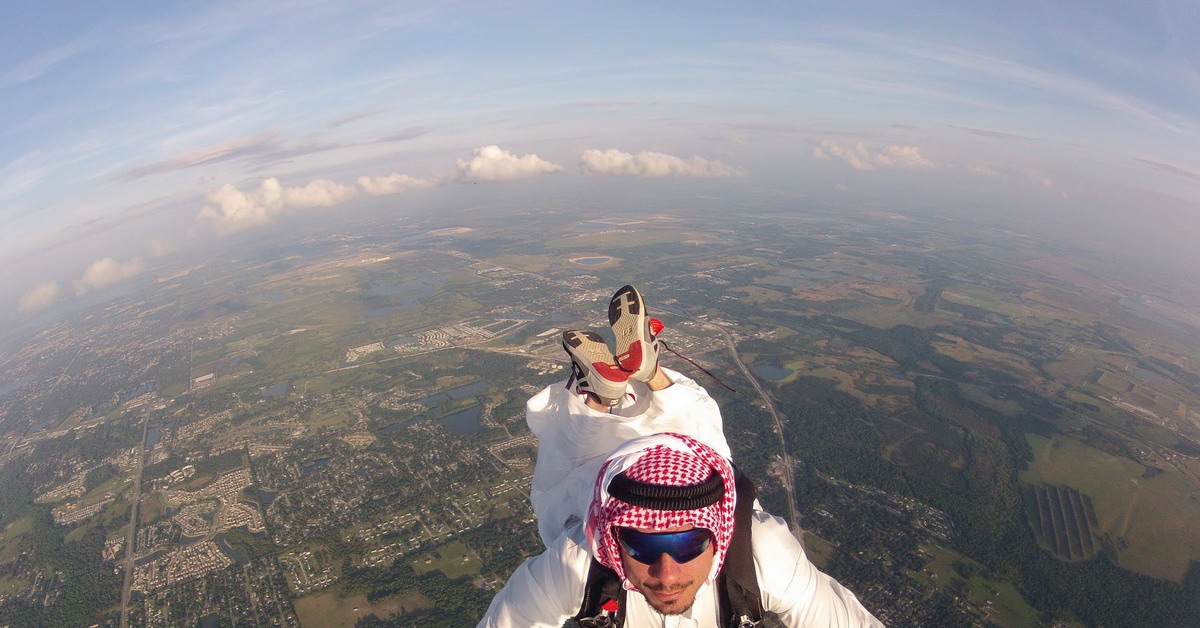 Араб прикол. Летающий араб. Прикольный араб. Арабы парашют. Арабский парашютист.