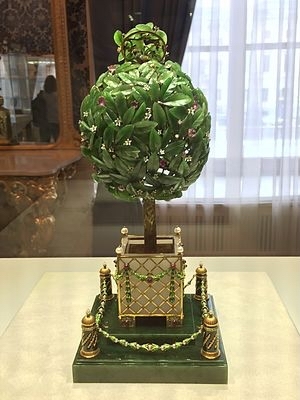 Что внутри яйца фаберже. 163691785611863680. Что внутри яйца фаберже фото. Что внутри яйца фаберже-163691785611863680. картинка Что внутри яйца фаберже. картинка 163691785611863680. История создания этих яиц началась с того, что император Александр III заказал в ювелирной фирме Карла Фаберже пасхальный подарок с сюрпризом для своей супруги — императрицы Марии Федоровны. Первое яйцо было изготовлено в 1885 году и называлось «Курочка».