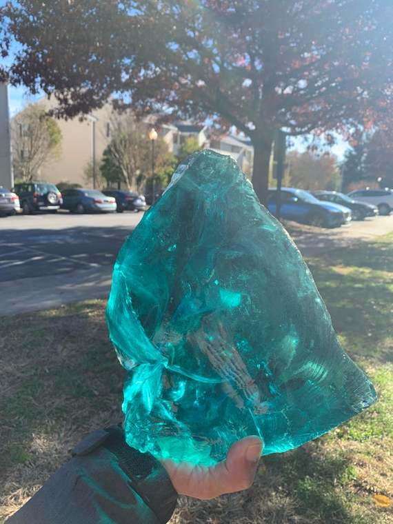 "Этот кусок стекла от изоляции был найден после взрыва трансформатора"