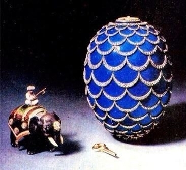 Что внутри яйца фаберже. 1637062135131062091. Что внутри яйца фаберже фото. Что внутри яйца фаберже-1637062135131062091. картинка Что внутри яйца фаберже. картинка 1637062135131062091. История создания этих яиц началась с того, что император Александр III заказал в ювелирной фирме Карла Фаберже пасхальный подарок с сюрпризом для своей супруги — императрицы Марии Федоровны. Первое яйцо было изготовлено в 1885 году и называлось «Курочка».