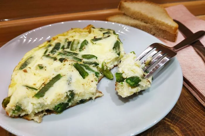 Omelette with green beans in a pan - My, Omelette, Eggs, Beans, Breakfast, Recipe, Dish, Food, Cooking, Nutrition, Preparation, Longpost
