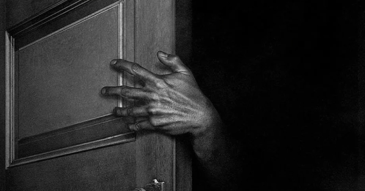 Силуэт мужчины в дверях. Человек у двери. Заглядывает в дверной глазок. Дверь в неизведанное. Человек перед дверью.