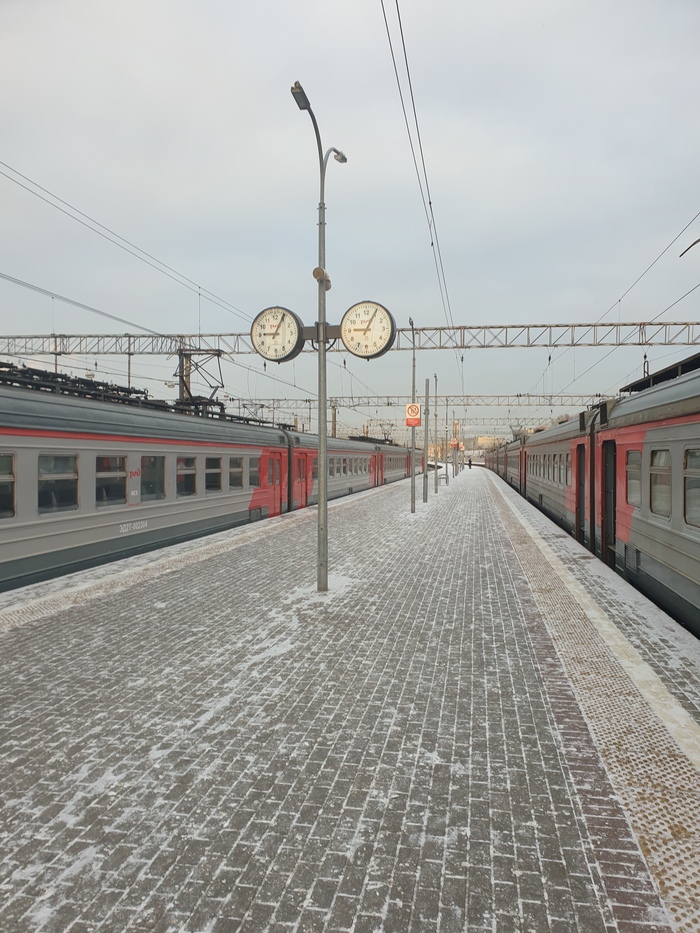 На одни смотрю, по другим сверяю