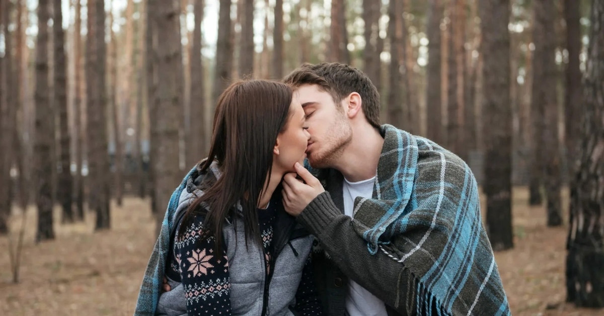 Русские пары измена. Поцелуй пары в лесу. Милые пары в лесу. Целуются в лесу. Пара целуется в лесу.
