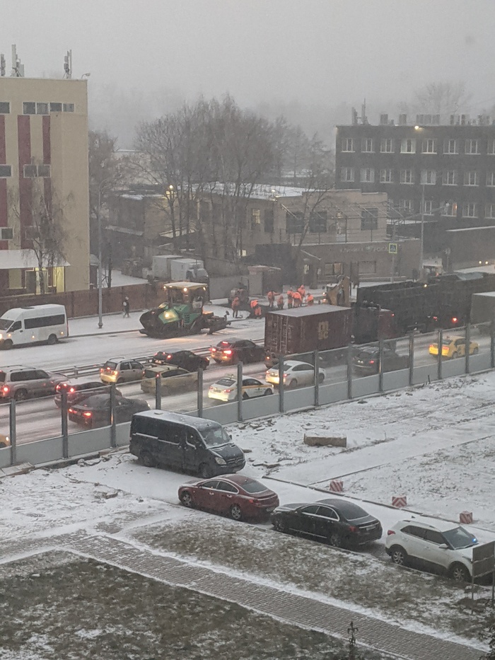 Выпал снег, пора класть асфальт Укладка асфальта, Дорожные работы, Москва