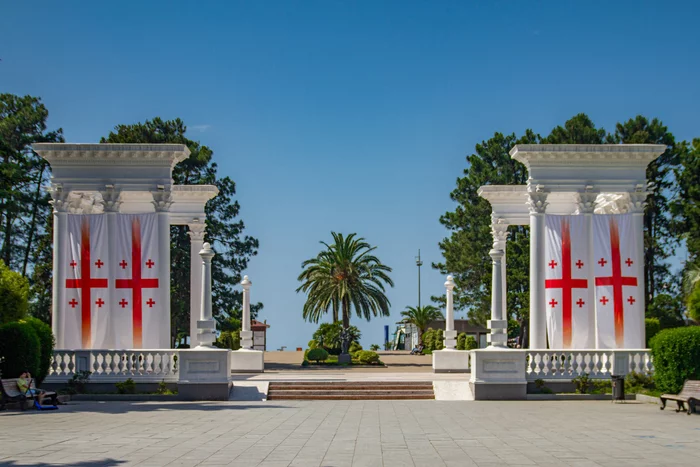 Colonnades on the embankment of Batumi - My, Batumi, Embankment, Flag, Canon, The photo