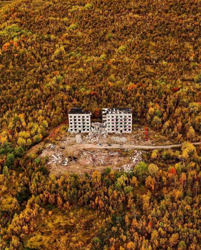 чего в лесу не бывает. 1637862802146473764. чего в лесу не бывает фото. чего в лесу не бывает-1637862802146473764. картинка чего в лесу не бывает. картинка 1637862802146473764. Решил сегодня походить по осеннему лесу в погоне за красивыми пейзажами.Первым в объектив попалось местное водохранилище.Неделю назад видел здесь выводок диких уток и не захватил фотоаппарат.Сегодня же мне не повезло с птицами.Ну хоть рябина порадовала своим рубиновым цветом.