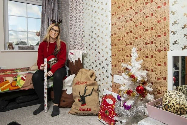 A British woman covers her house with gift paper for Christmas, and then makes postcards for lonely old people out of it. - Ecology, House, New Year, Waste recycling, Great Britain, Longpost