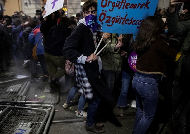 Gas fired at protesters in Turkey - news, Turkey, Rally, Women, Politics, Longpost