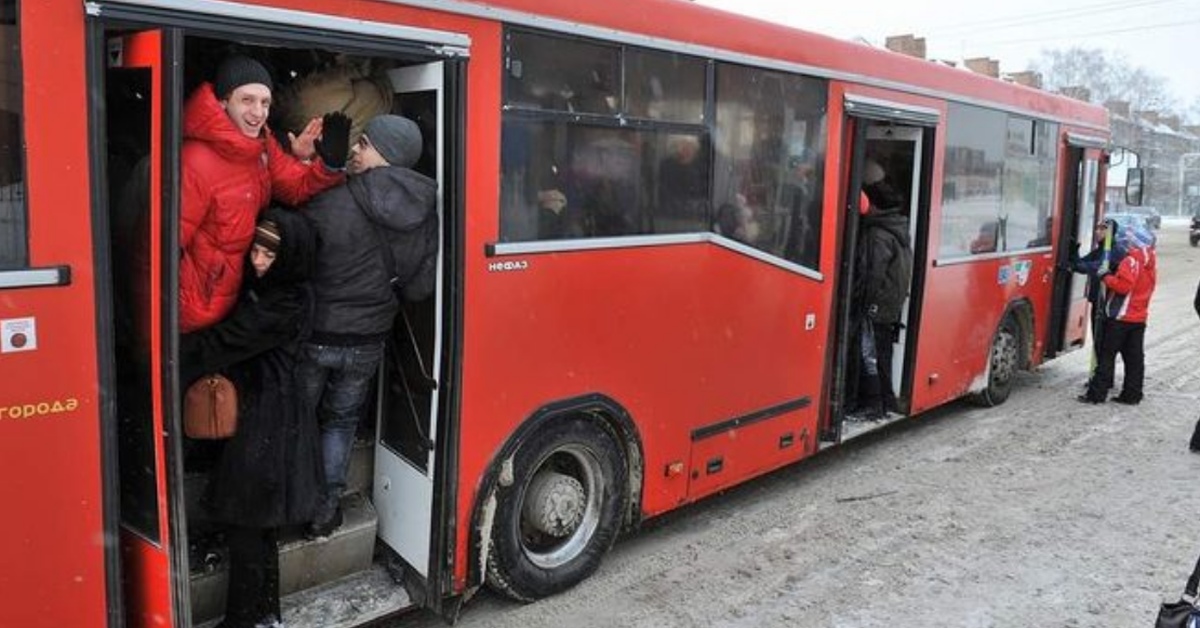 В казани автобусы ездят. Двери автобуса. Пассажирский автобус. Полный автобус людей. Красный автобус Казань.