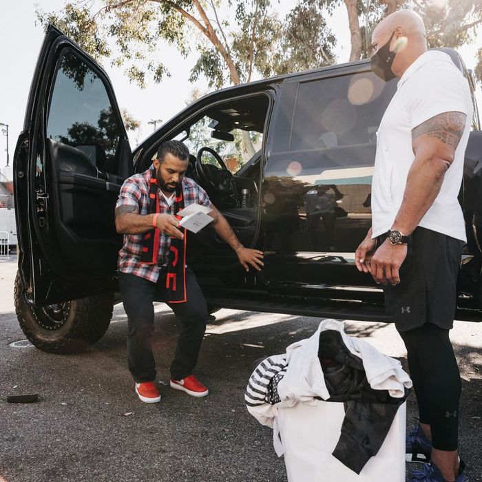 Дуэйн «Скала» Джонсон подарил фанату свою машину! Дуэйн Джонсон, Подарки, Длиннопост