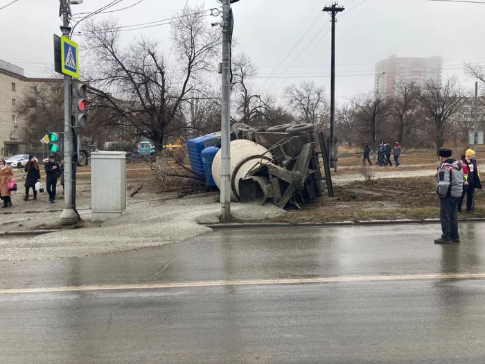 The right choice for brake failure - Road accident, Volgograd, Concrete mixer, Brakes failed, Coup, Traffic jams, Video, Longpost