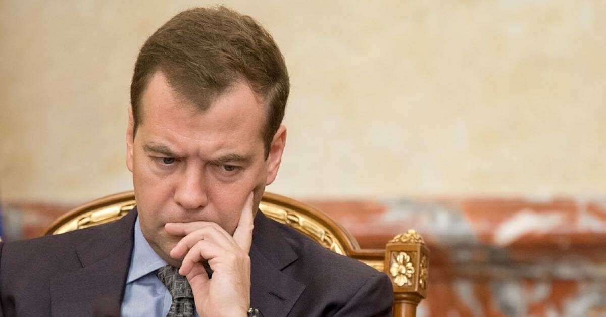 Медведев юрист. Медведе. Медведев жжет. Медведев пост в контакте.