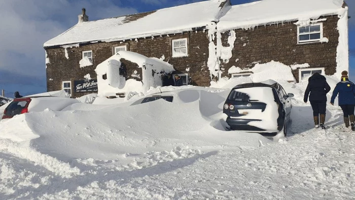 Dozens of Britons spent three days in a pub that was covered in snow. All this time they drank beer and had a karaoke night - Snow, Guests, Stuck, Alcohol, Video, Longpost, A pub, Positive