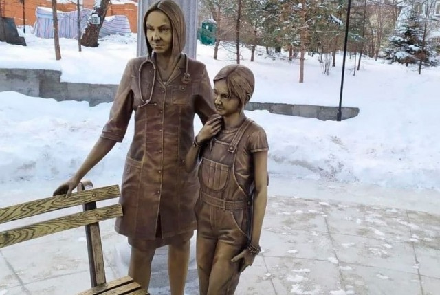Frightening monument to a doctor with a child demanded to be removed in Khabarovsk - Monument, Doctors, Horror, Khabarovsk