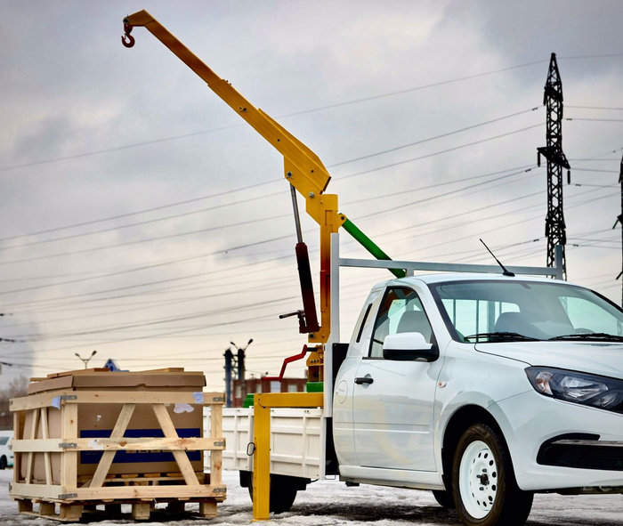 Грузовую Гранту оснастили краном-манипулятором | Пикабу
