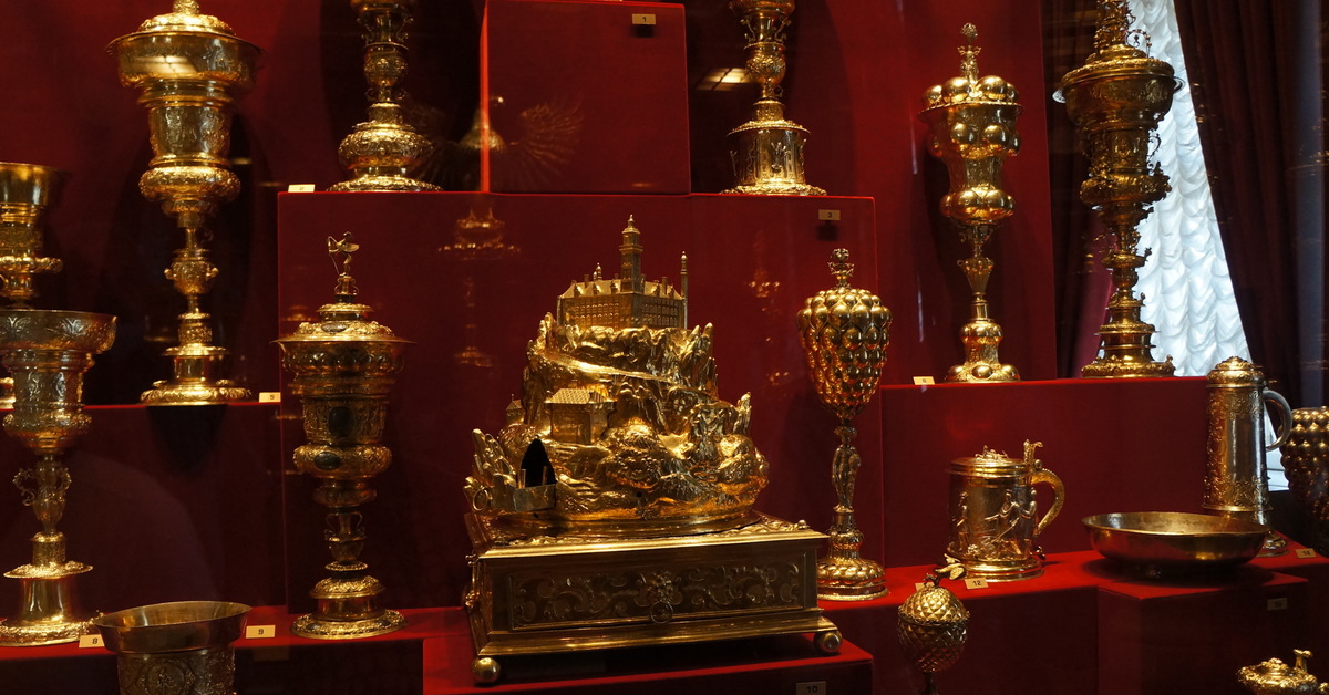 оружейная палата цари. оружейная палата московского кремля трон ивана грозного. шапка мономаха скипетр и держава. дароносица в оружейной палате кремля. оружейная палата цари.