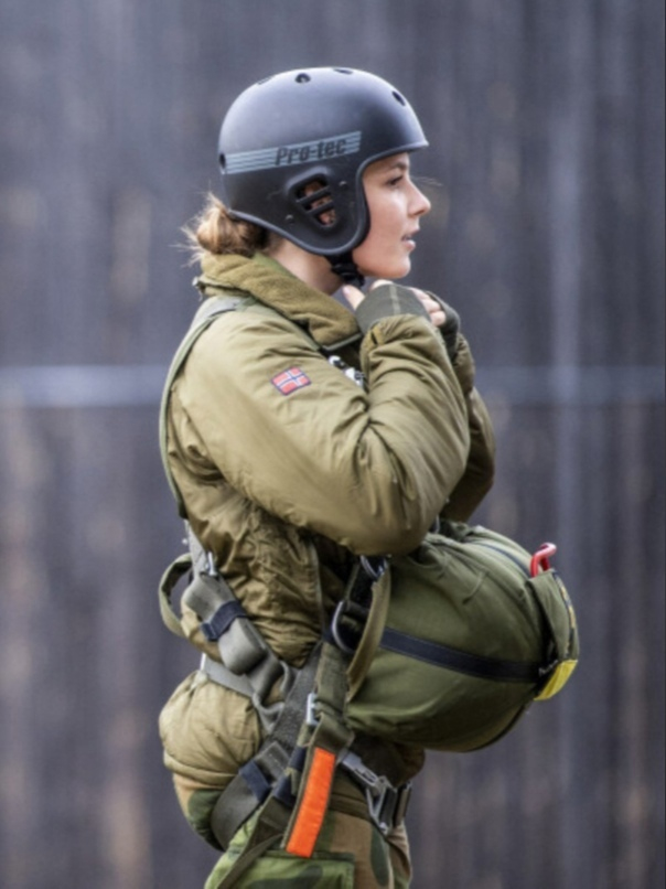 17-year-old Princess Ingrid Alexandra of Norway during a visit to the Special Operations Forces Training Center - Girls, Norway, Princess, Army, Military, SSO, Longpost