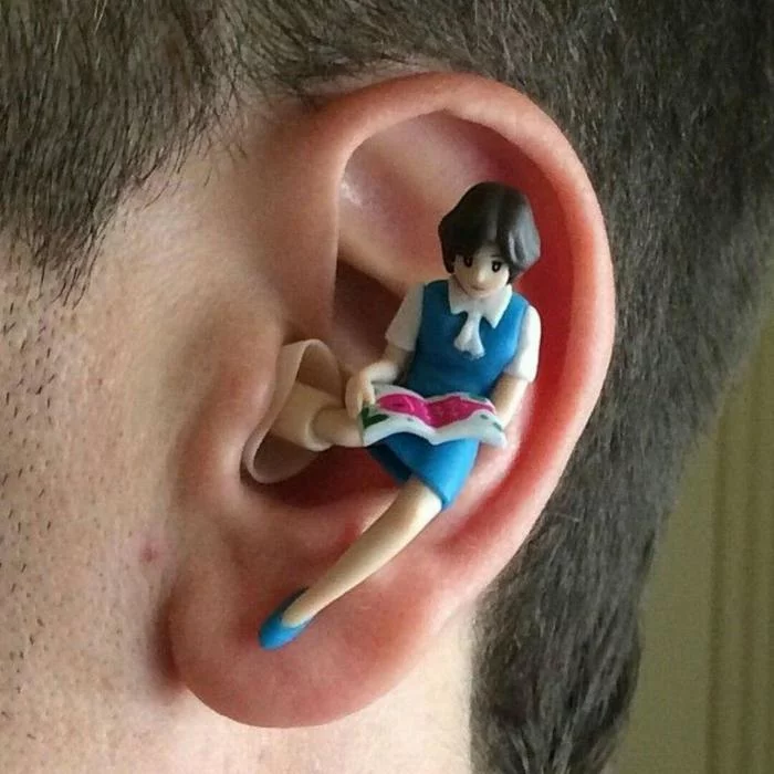 Is it a plug or a hearing aid? - Ears, Girls, Hearing aid, Gag