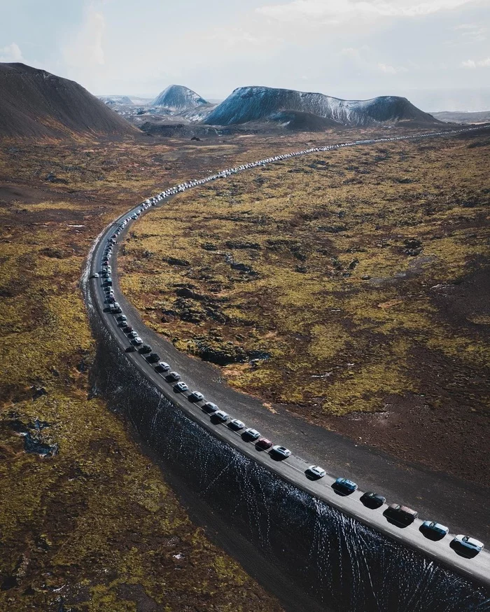 In Iceland, too, there are traffic jams - Iceland, Traffic jams, Auto, Road, Volcano, Video, Longpost, Vertical video, Fagradalsfjall volcano