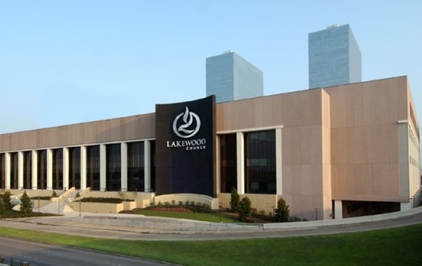 В стене церковного туалета обнаружили 500 пакетов с деньгами