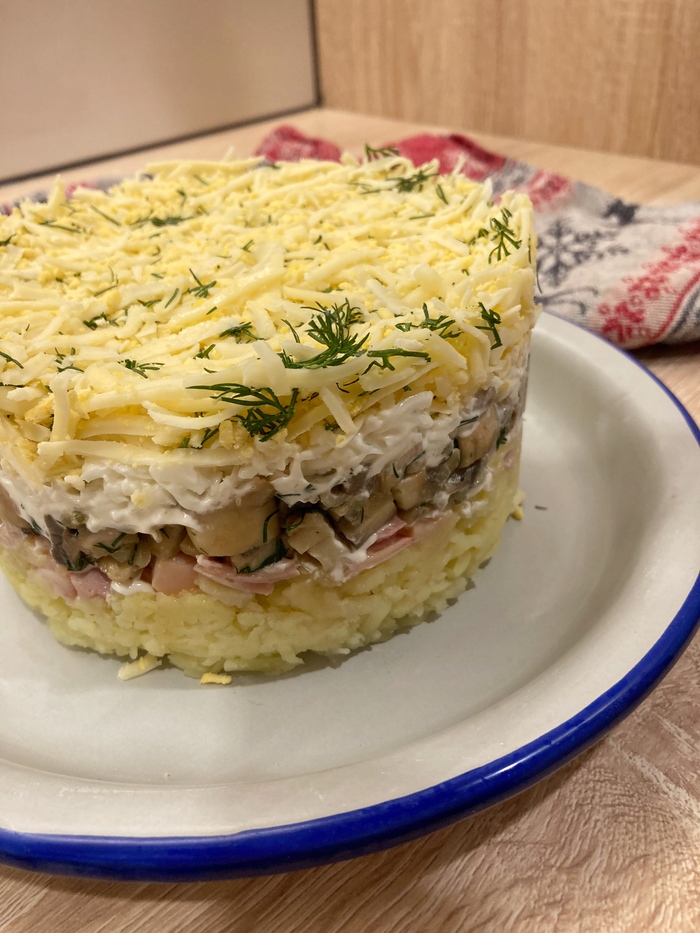 Салат с копчёной курицей и грибами