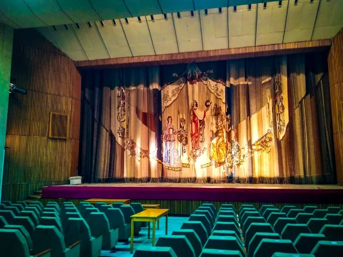 Tapestry-curtain in DK Khimmash. Ekaterinburg - My, Tapestry, Curtain, House of culture, Khimmash, Yekaterinburg, Art, Made in USSR, History of the USSR, Weaving, Art history, Monumental, Longpost