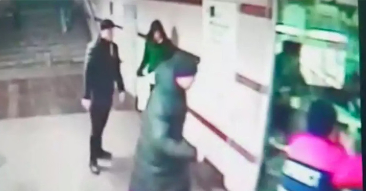 Видео нападения в москве. Мигранты избиение в Москве метро. Мигранты в метро.