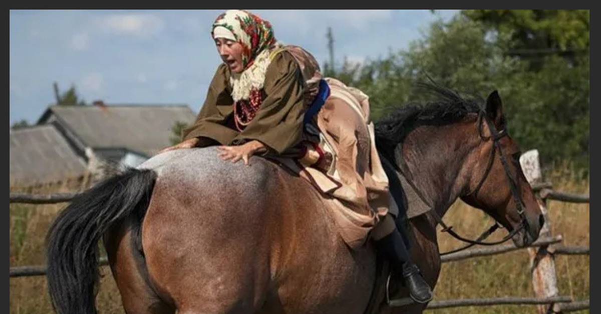 Тетка скачет. Женщина на коне. Толстуха на лошади. Толстая лошадь. Бабушка на коне.