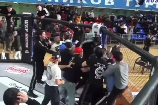 В Москве турнир по ММА закончился массовой дракой