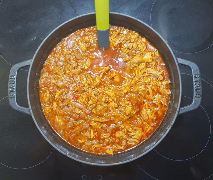 Reply to the post Pulled chicken and her friend chili tomato sauce - My, From Odessa with carrots, Cooking, Food, Recipe, The photo, Hen, Sauce, Budget, Family budget, cat, Video, Mat, Reply to post, Longpost
