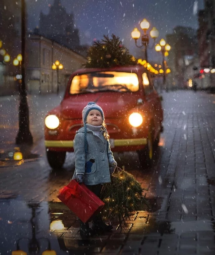 Waiting for the New Year's Miracle - The photo, Winter, New Year, Auto, Girl, Milota, Christmas tree