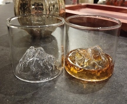 А я смысл бытия нашёл на дне стакана...