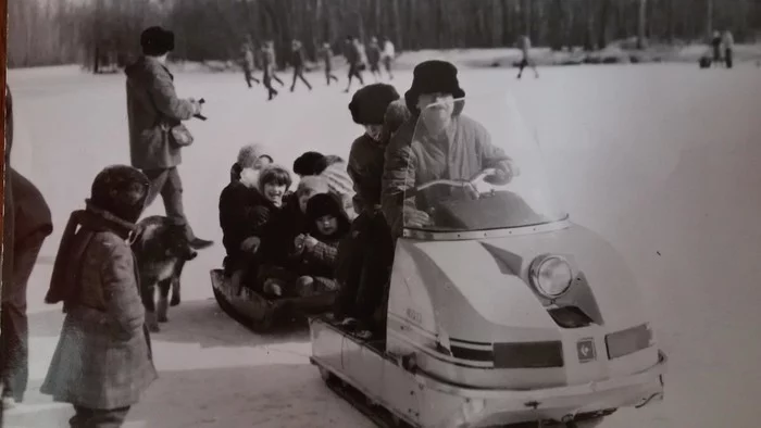 eh, I'll pump it! - My, Snowmobile, Kolyma, Winter, Black and white photo, Children, the USSR, Sled