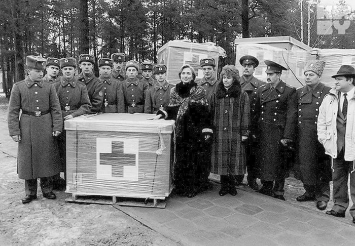 US First Lady Hillary Clinton with a shipment of humanitarian aid - Story, the USSR, USA, The photo, Interesting