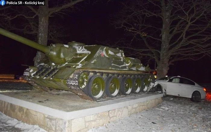 SU-100 remembered combat youth and knocked out a German in Slovakia! - Su-100, news, Slovakia, Self-propelled gun, Road accident, Monument, Bmw, BMW owner, Idiocy, Longpost