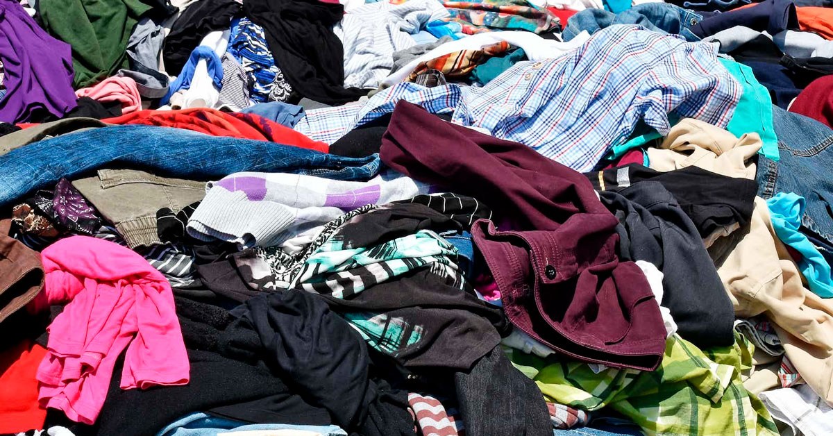 Пункты переработки одежды. Старая одежда. Текстиль отходы. Утилизация одежды.