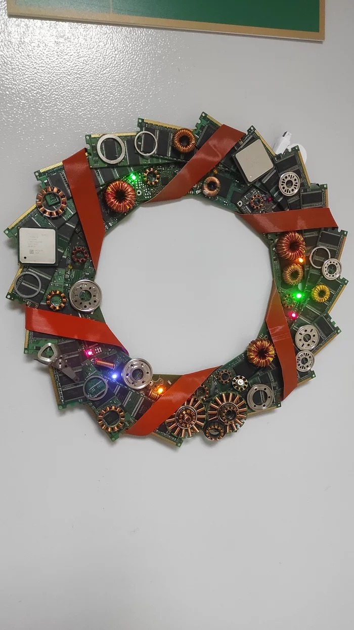 New Year's wreath in IT style - My, New Year's decoration, IT, Christmas wreath, RAM, LEDs, HDD, Longpost