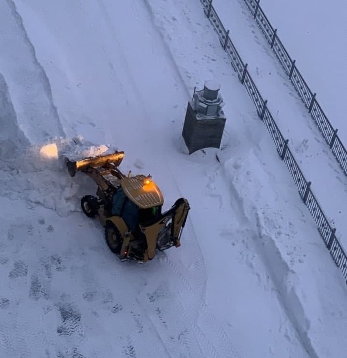 «Я должен в коробке отправить снег в Москву для сертификации»: в Барнауле коммунальщики трактором посносили во дворах снежные горки жителей Сибирь, Дети, Горка, Закон, ГОСТ, Барнаул, Новосибирск, Длиннопост, Чиновники, Идиотизм