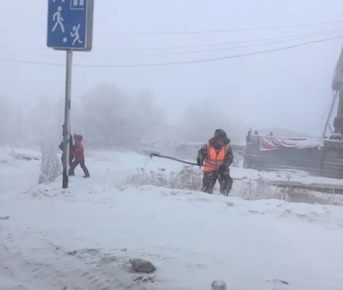 In Yakutia, utilities went out to mow grass at -50 ° C - Yakutia, Pokrovsk, Grass, Utility services, Stupidity, Officials